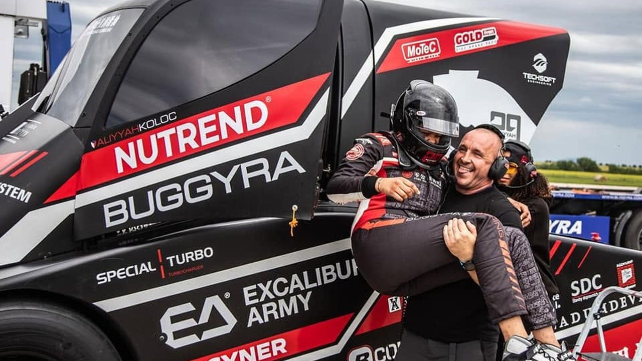 Tým Buggyra Racing u závodního kamionu s logem SPECIAL TURBO