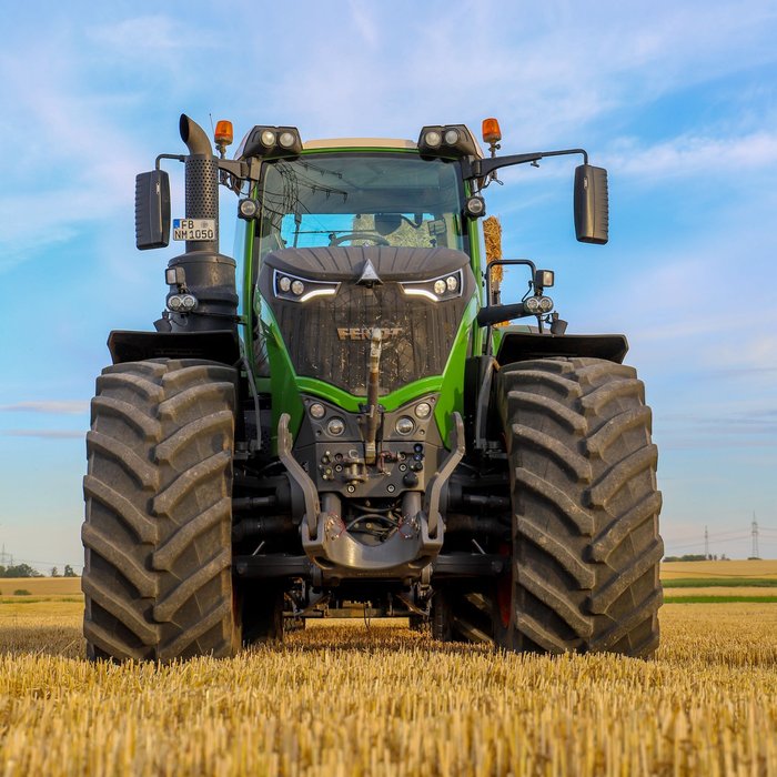 Zemědělský traktor v poli